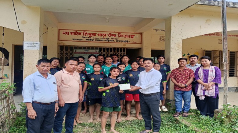দীঘিনালায় মহিলা কাবাডি দলকে সেনাবাহিনীর ২০ হাজার টাকা সহায়তা